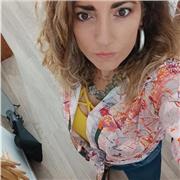 Laureata in Storia dell'arte impartisce lezioni per questa disciplina e per altre materie umanistiche quali: italiano/storia e geografia per le scuole medie e storia dell'arte, letteratura, storia e geografia al liceo. Inoltre, essendo diplomata al liceo